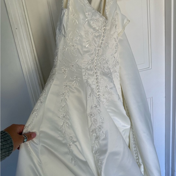 Elegant White Wedding Dress - Picture 9 of 16